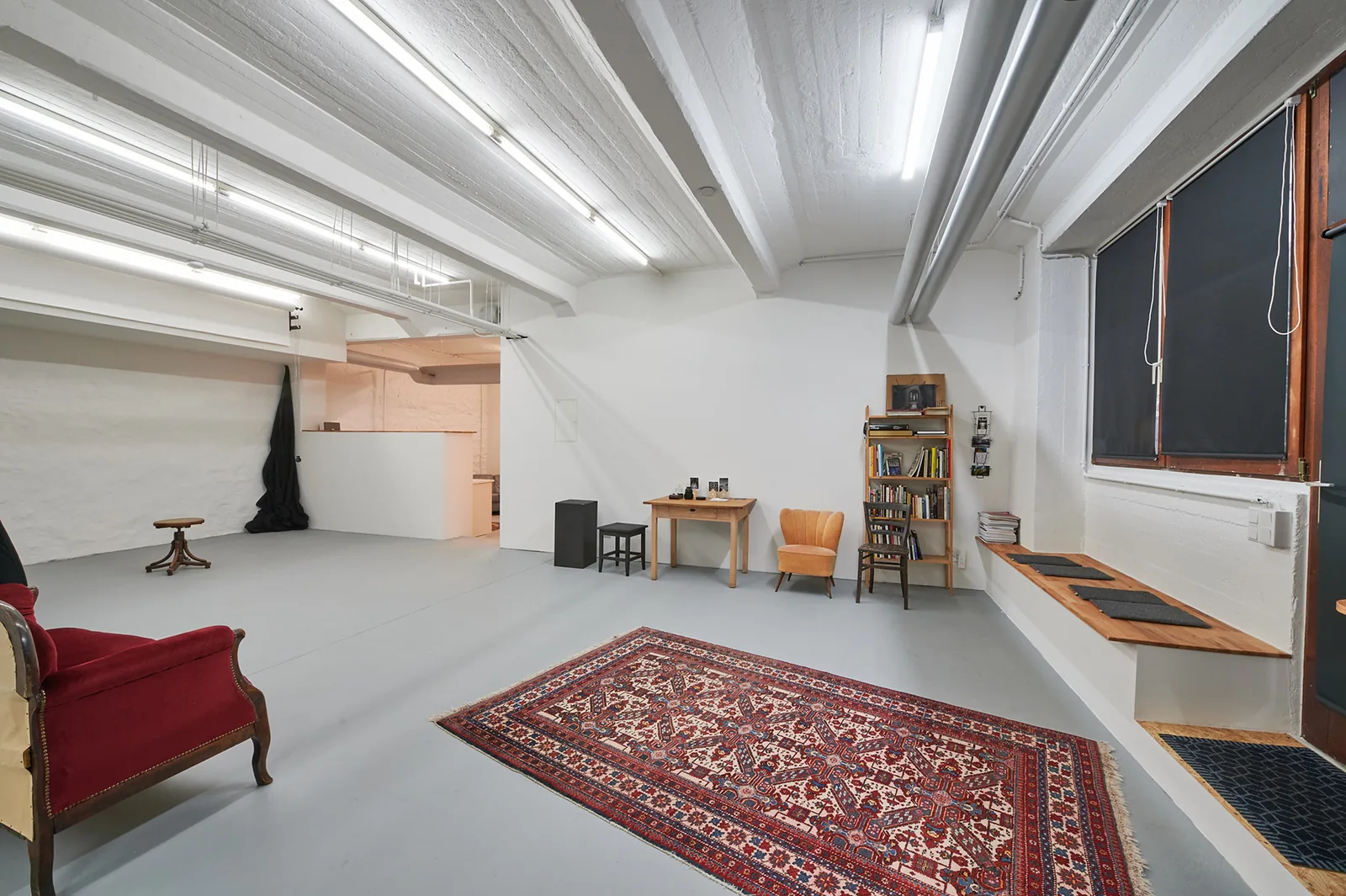 Lounge-Ecke im Loft-Studio mit Fenster