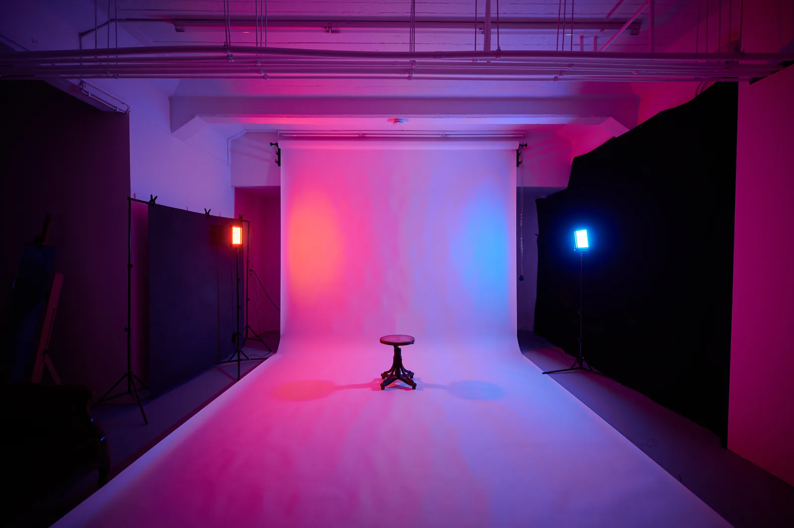 Studio Mannheim mit buntem Farblicht in Pink und Blau